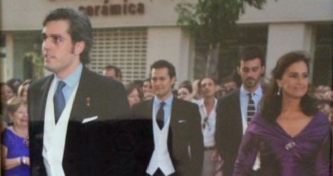 Miguel Sols Tello, a la izquierda, en la boda de su hermana Carmen....