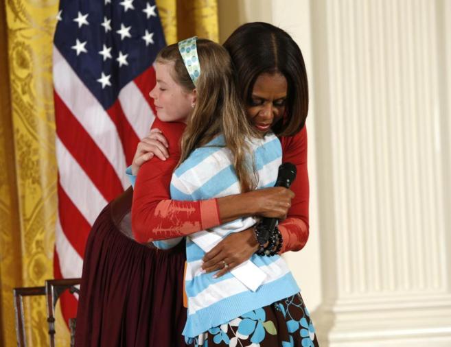 Michelle Obama abraza a Charlotte Bell, quin le entreg un...