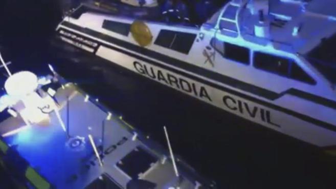 Una patrullera de Gibraltar intercepta a otra de la Guardia Civil en...