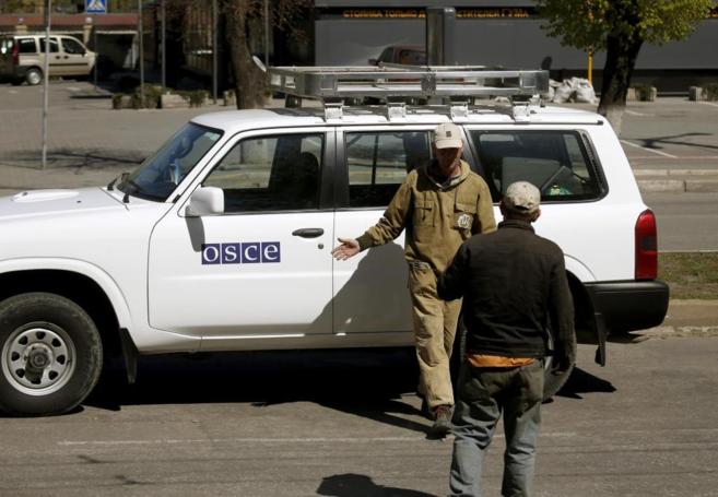 Un vehículo de la OSCE, junto al edificio de la Seguridad Estatal...