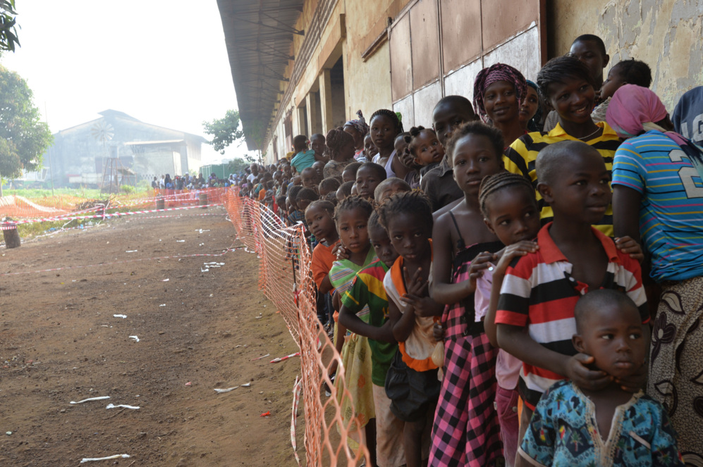 Nios guineanos a la espera de recibir la vacuna del sarampin el...
