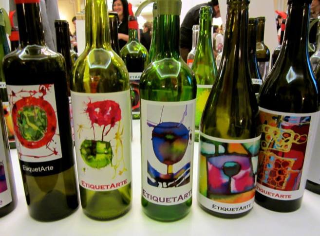 Las botellas decoradas con las etiquetas creadas por la pintora Inma...