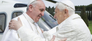 El Papa Francisco abraza a Benedicto XVI.
