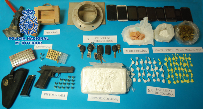 Imagen de los objetos y material incautado por la Polica Nacional.