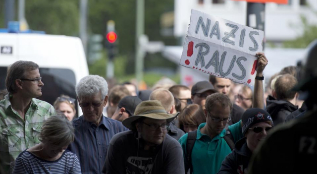 Imagen con un cartel que dice 'Nazis fuera'.