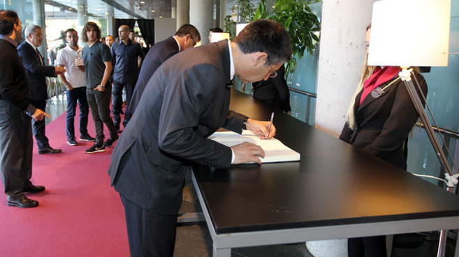 El presidente Bartomeu firmando en el libro de condolencias.