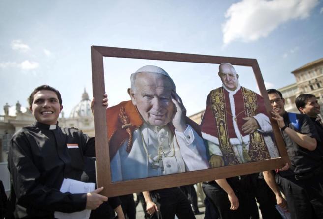Una imagen del papa Juan Pablo II (i) y Juan XXIII (d) junto a la...