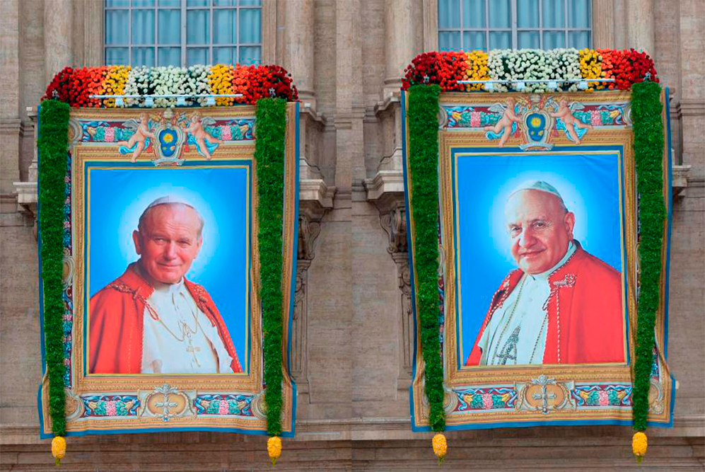 Dos tapices colgados en la fachada de la catedral muestran los rostros...