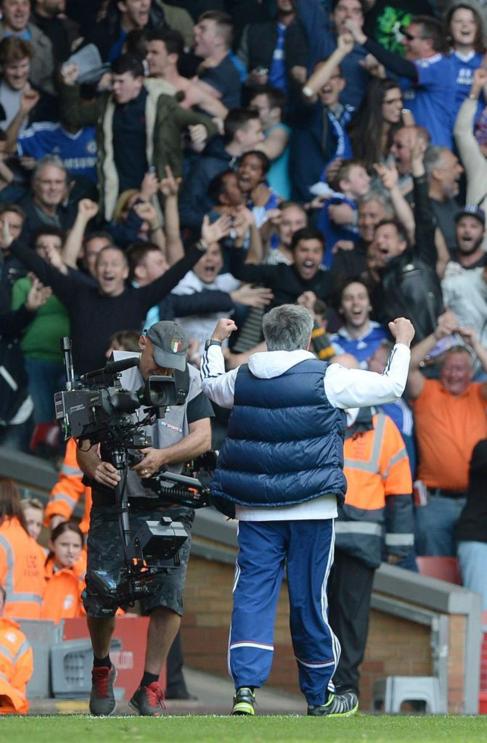 Jos Mourinho celebra un gol con los aficionados 'blue'.
