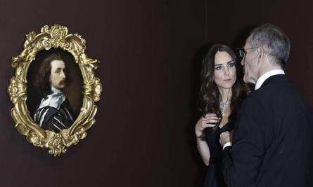 Kate Middleton ante el cuadro que pretenda comprar Petra Ecclestone.