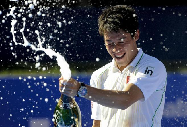 Nishikori celebra su victoria descorchando una botella de cava.