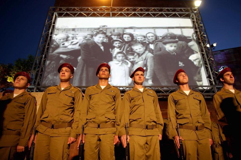 Soldados israeles, sobre el escenario de la ceremonia de...