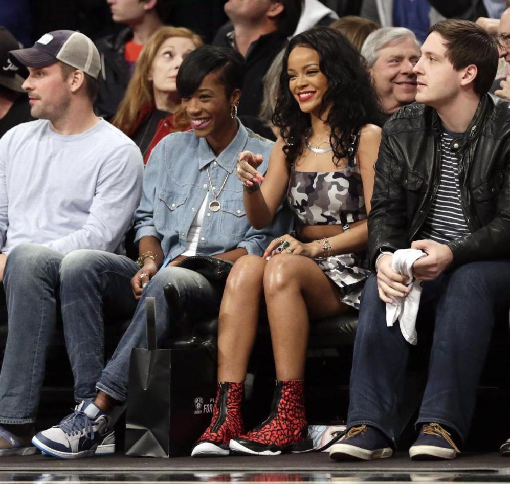 Rihanna atenta en la pista de Brooklyn.