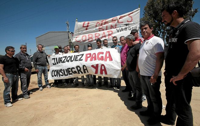 Trabajadores en huelga de Talleres Vázquez protestan ante la nave de...