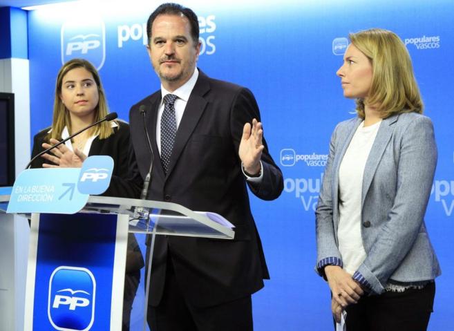 La presidenta del PP vasco, Arantza Quiroga (d) con Carlos Iturgaiz y...