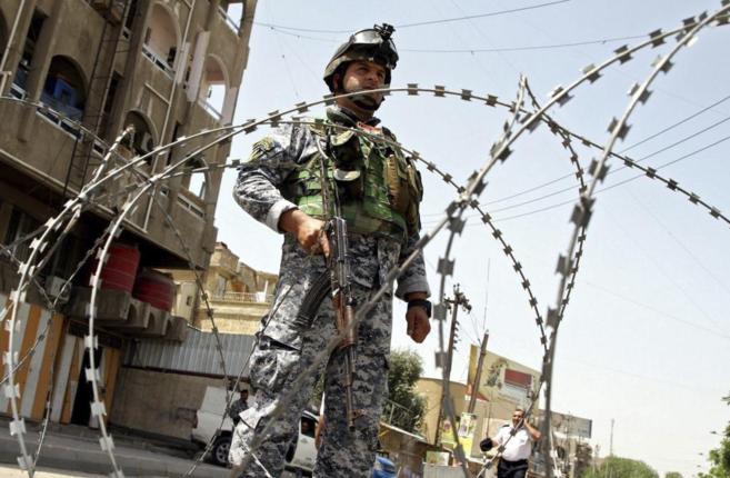Un polica iraqu hace guardia en Bagdad