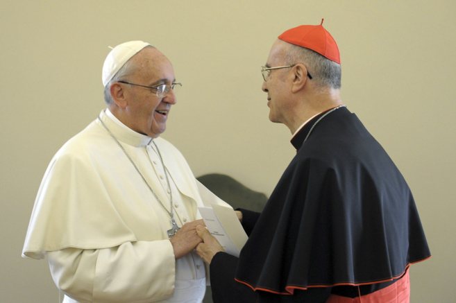 El Francisco saluda al cardenal Tarcisio Bertone durante una ceremonia...