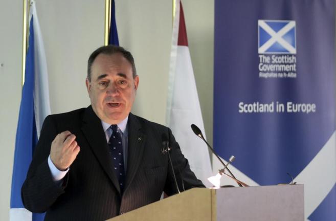 El ministro principal de Escocia dando un discurso, en Brujas.