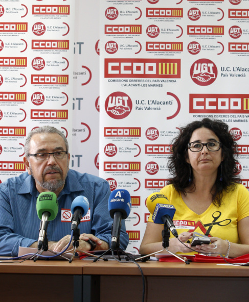 Consuelo Navarro (CCOO) y scar Llopis (UGT) este martes en Alicante.