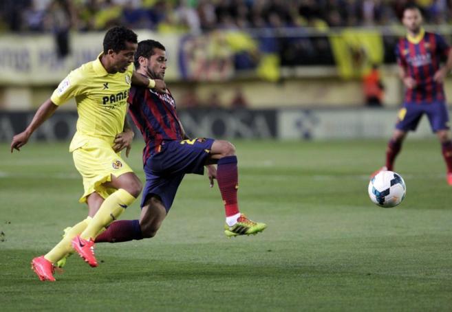 Giovani del Villarreal disputa un baln a Dani Alves, del Barcelona,...