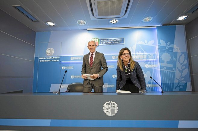 La consejera Ana Oregi con el portavoz del Gobierno vasco.