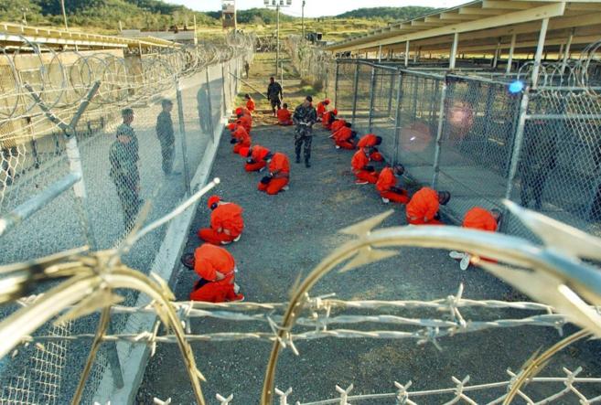 Varios presos talibn vigilados por marines en el campamento Rayos X...