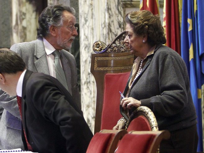 Alfonso Grau y Rita Barber conversan en un receso del pleno...