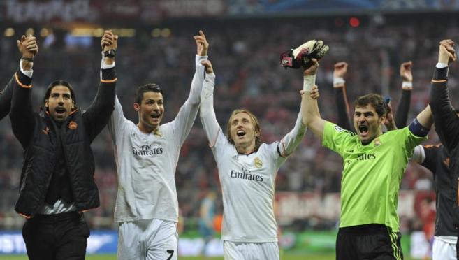 Los jugadores del Real Madrid celebran el pase a la final tras vencer...