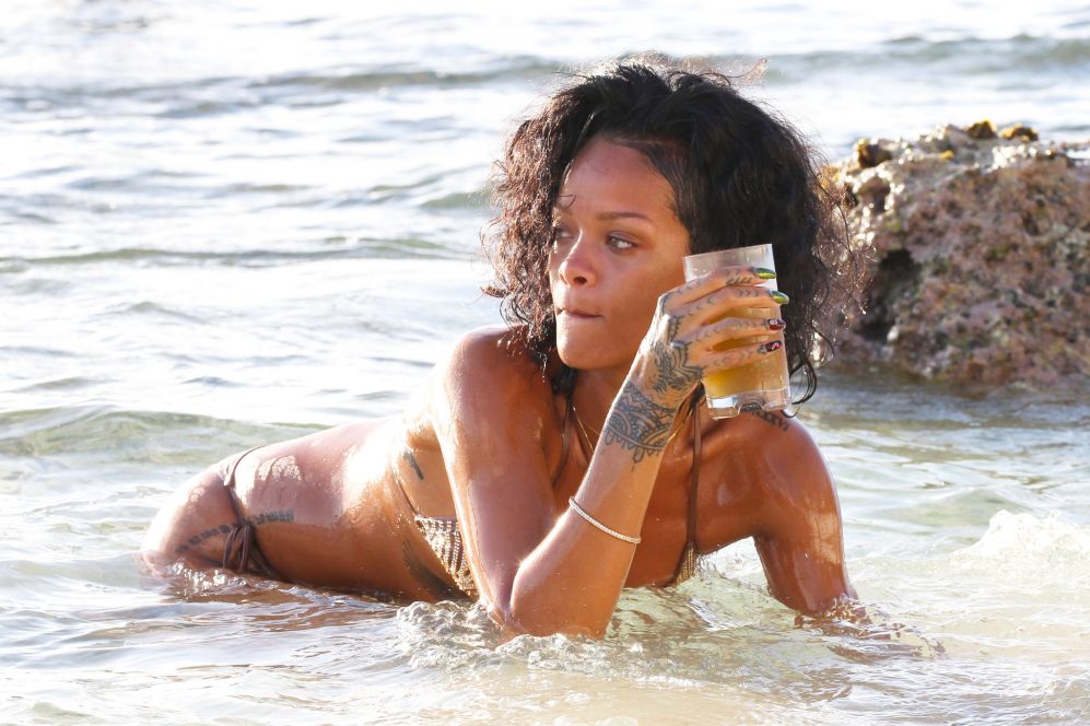 La cantante, vaso en mano, de vacaciones en su Barbados natal.
