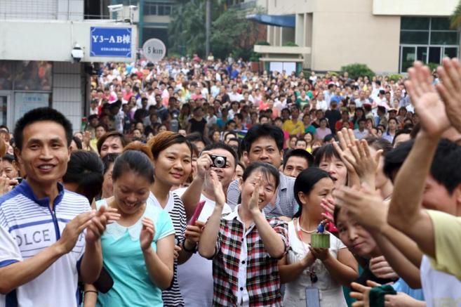 Trabajadores en huelga de la factora de Yue Yuen en Gaobu, de la...