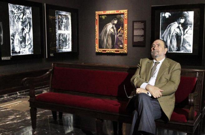 Javier Viar, director del Bellas Artes con las obras.