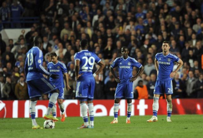Los jugadores del Chelsea, abatidos tras recibir un gol.