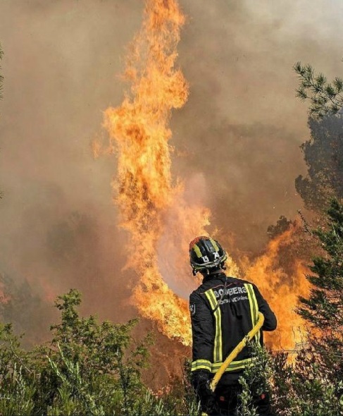 Un bombero trabajando en la extincin del incendio de Es Cubells, en...