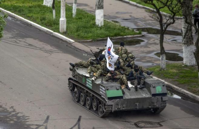 Militantes prorrusos viajan en un tanque por las calles de Slaviansk,...