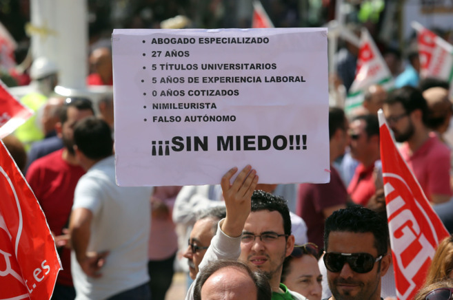 Carteles durante la manifestación del Primero de Mayo en Málaga.
