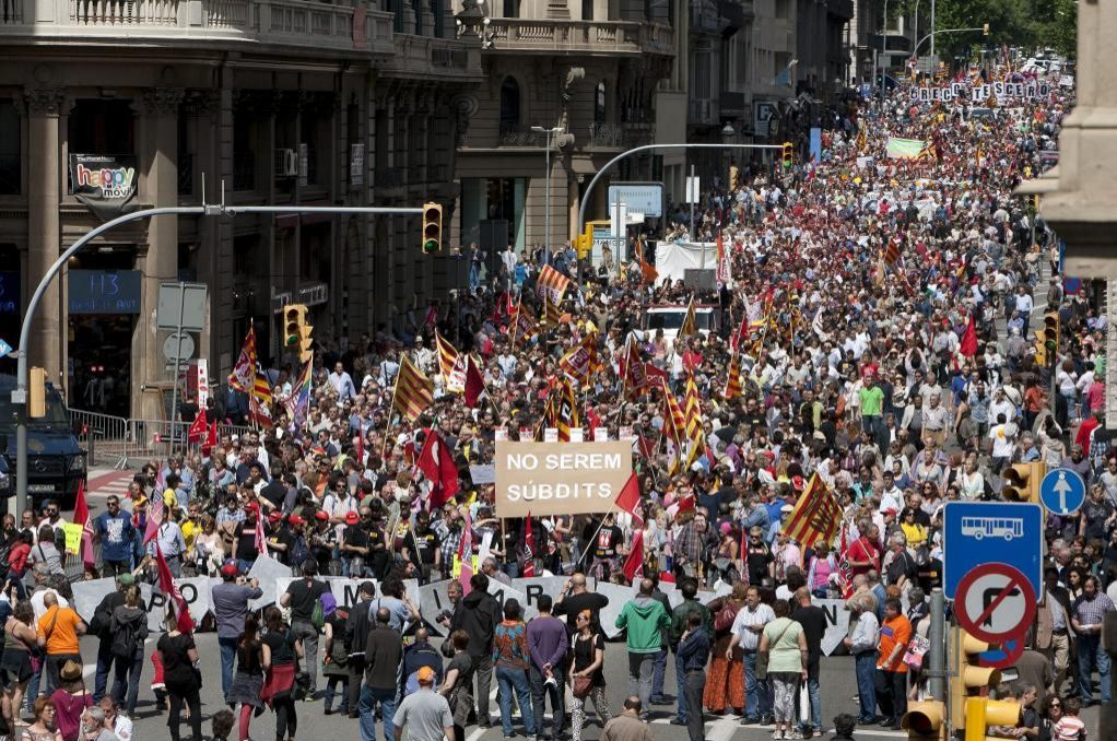 Miles de personas salen a la calle en Barcelona 'contra la pobreza ...