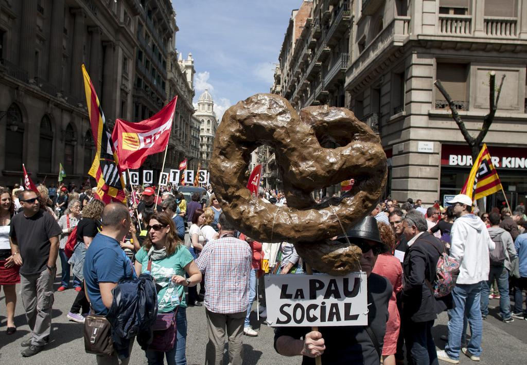 Miles de personas salen a la calle en Barcelona 'contra la pobreza ...