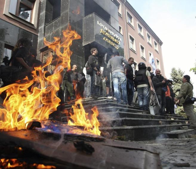 Manifestantes prorrusos asaltan la Fiscala de Donetsk.