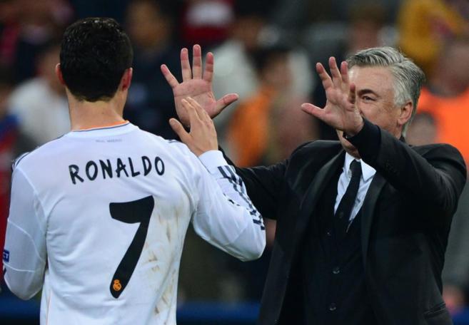 Cristiano Ronaldo celebra con su entrenador Carlo Ancelotti.