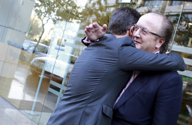 El conseller de Justicia, Serafn Castellano, abraza al decano...