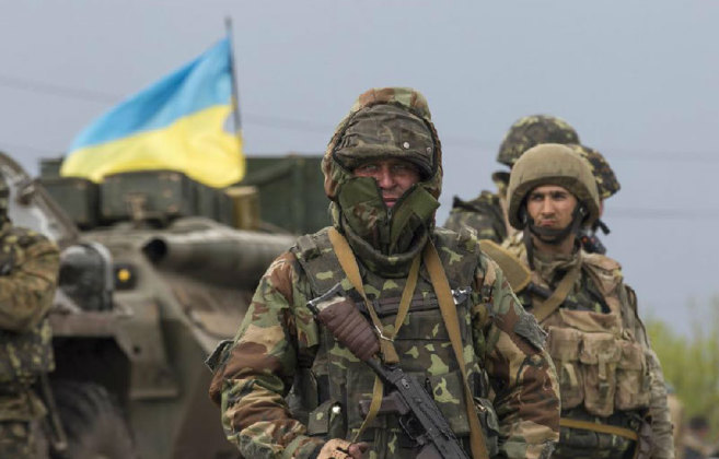Soldados ucranianos montan guardia en un puesto de control prximo a...