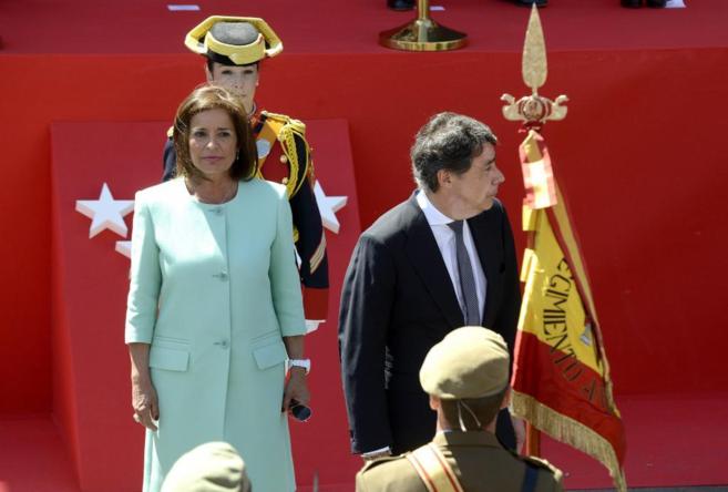 La alcaldesa de Madrid, Ana Botella, junto con el presidente regional,...