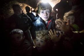 Nios sirios en cuevas de Serjilla.