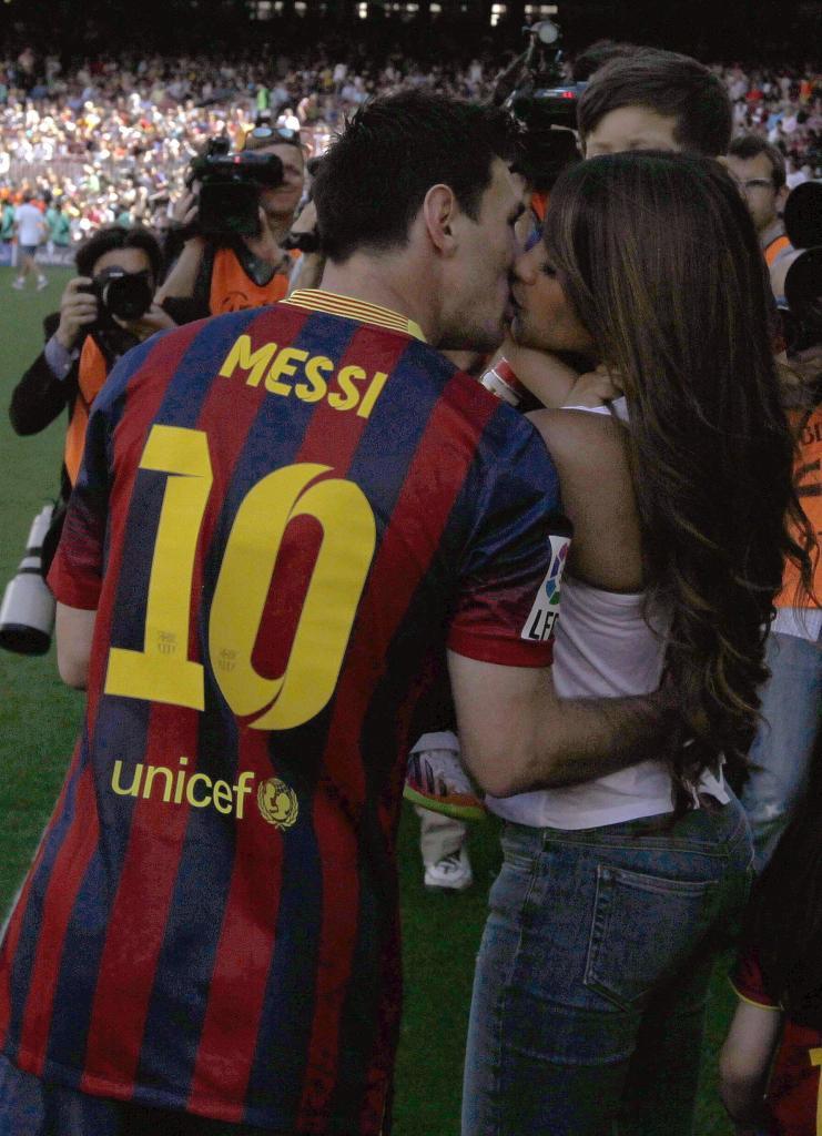 El beso de Messi y su mujer, Antonella Roccuzzo.