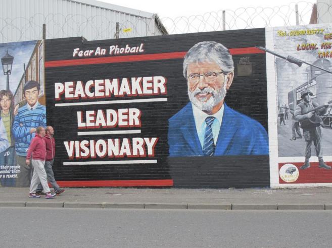 Mural de Gerry Adams en una pared de Falls Road (Belfast).