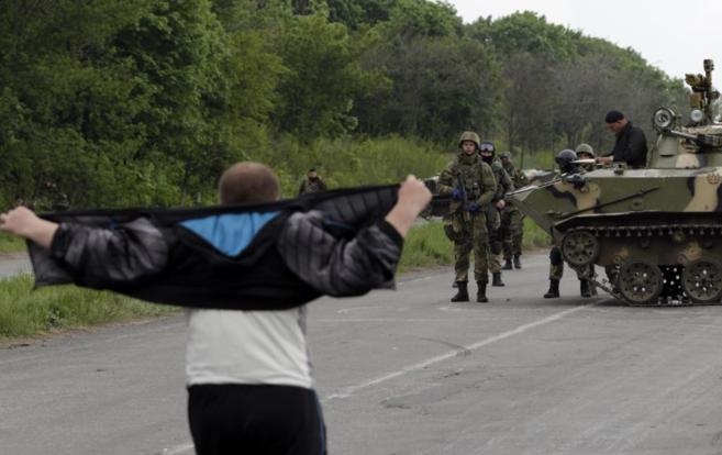 Un hombre se expone a los soldados ucranianos de un...