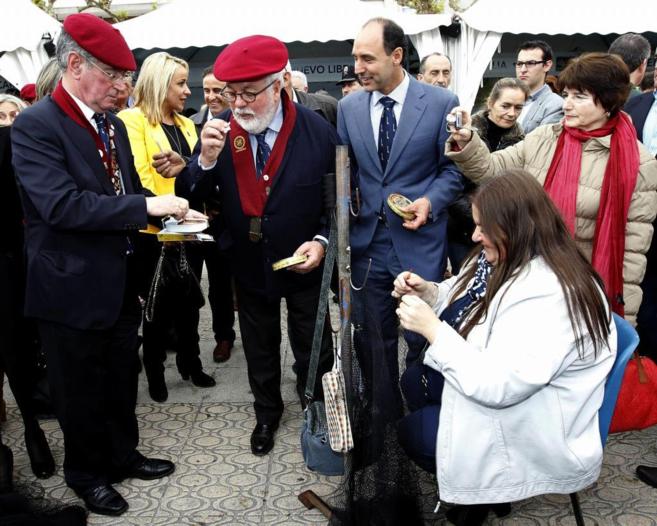 Arias Caete, acompaado por el presidente cntabro, Ignacio Diego,...