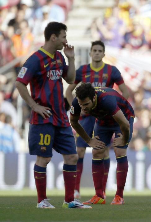 Fbregas, Messi y Bartra, cariacontecidos tras el 2-2.