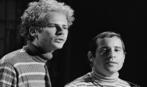 Paul Simon (derecha) y Art Garfunkel durante una actuacin en un show...
