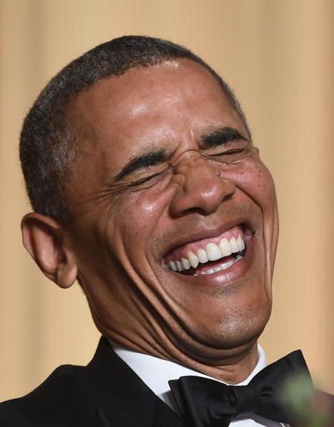 Barack Obama se ríe durante la intervenciónd e Chris Christie.